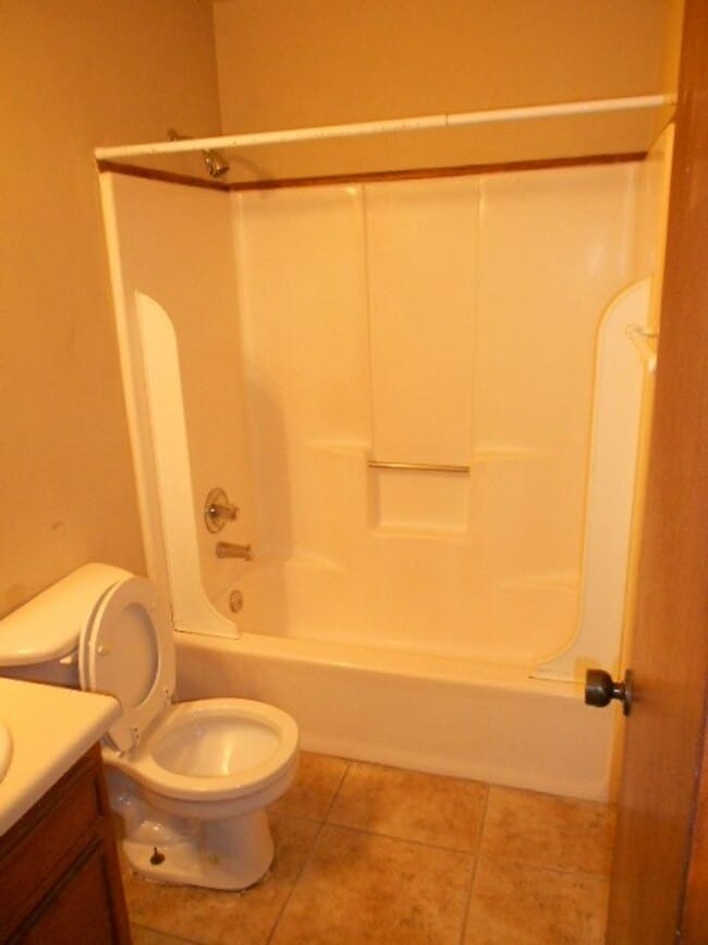 Building Photo - 3 Bedroom, 2.5 Bath off of Mission Road! Available August 2026!