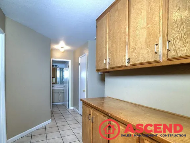 Building Photo - Lovely 3 Bedroom Home Off McCutchen and Ol...