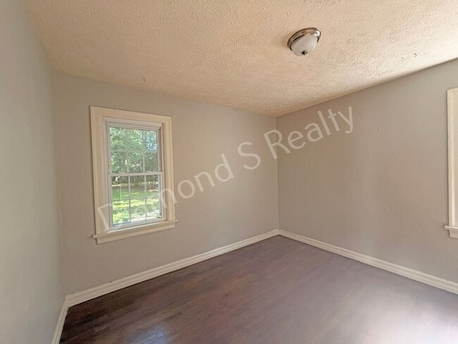 Building Photo - Cute 2 Bedroom Home close to Bass Pro, WOW Museum, restaurants, & Shopping!