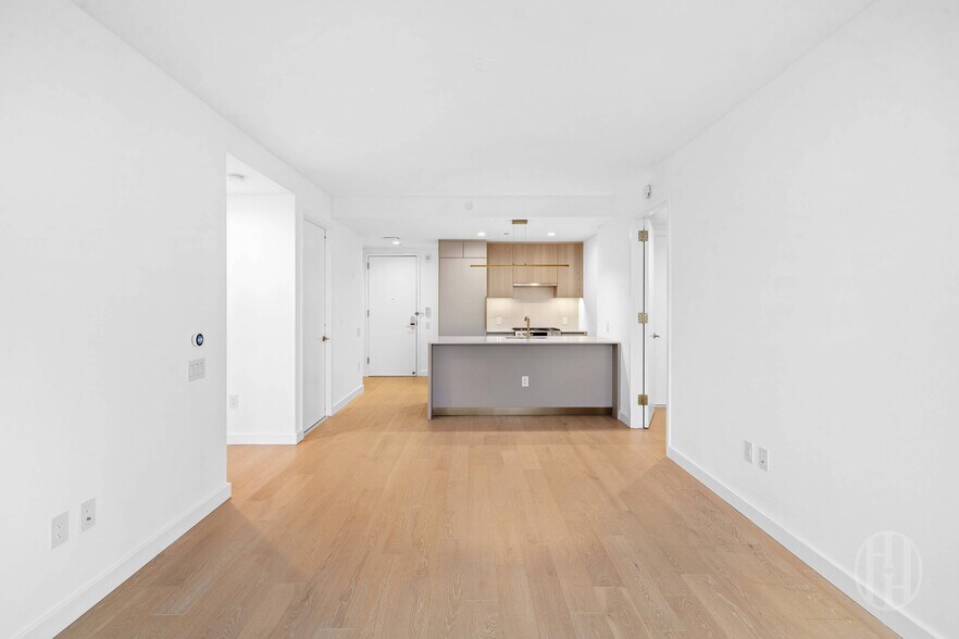 Building Photo - 3 Ct Square W