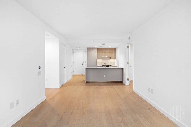 Building Photo - 3 Ct Square W