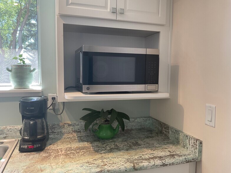 New microwave - 418 N Laguna St