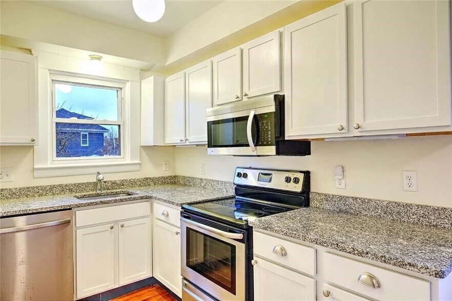 Building Photo - 127 Evergreen St