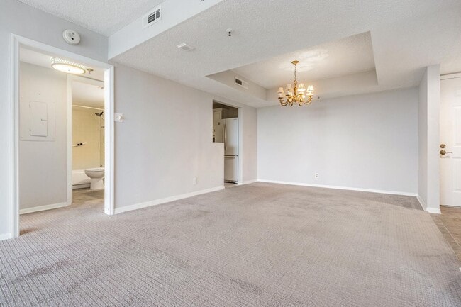 Building Photo - Spacious 2 Bed 2 Bath Condo in Heart of So...