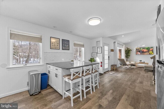 Building Photo - 191 Lakeshore Dr