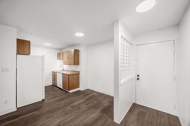 Building Photo - Classic Large One Bedroom
