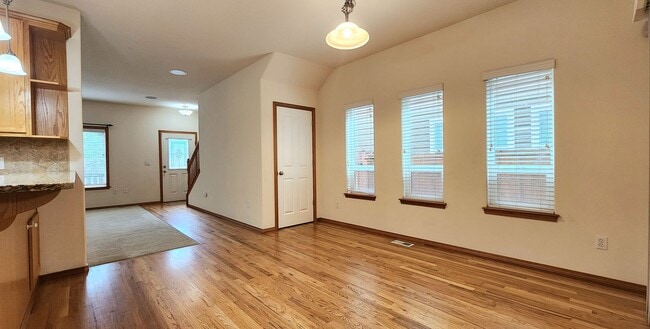 Building Photo - Home in Everett 3 Beds 2.5 bath - Pet Frie...