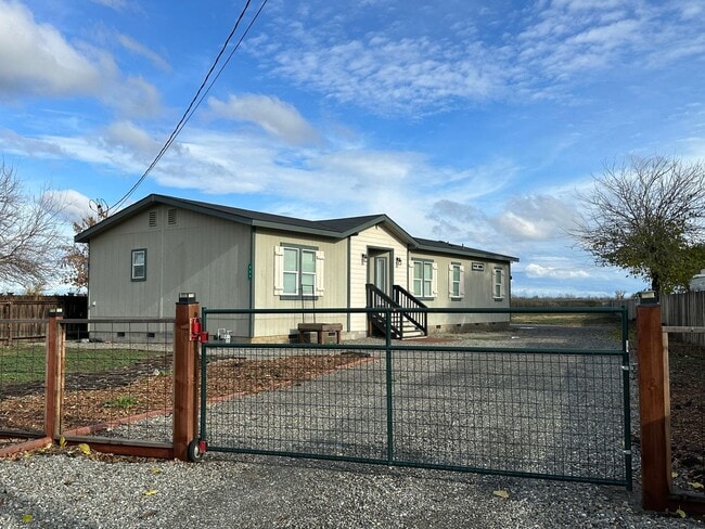 Building Photo - 3 Bedroom 2 Bath Home Available Soon!