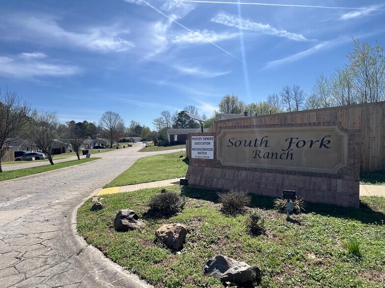 Building Photo - 14101 Cherry Hill Dr