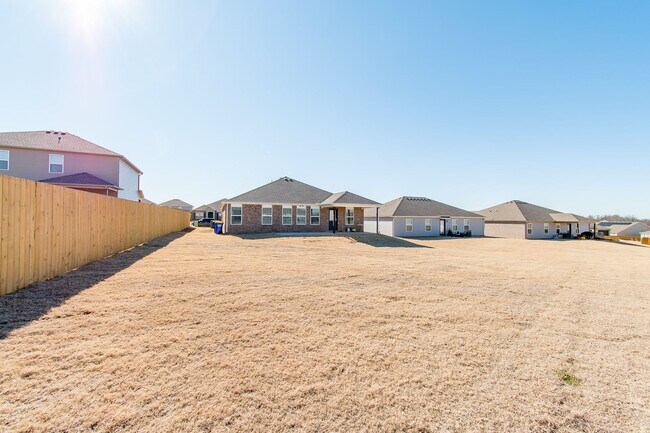 Building Photo - Well-Kept 4-bedroom 2 bath Home in Lowell! GREAT Location!