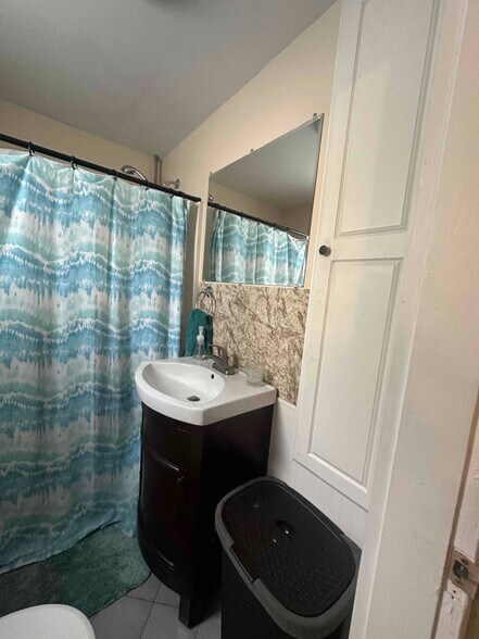 Building Photo - 50 Westbury Park Rd