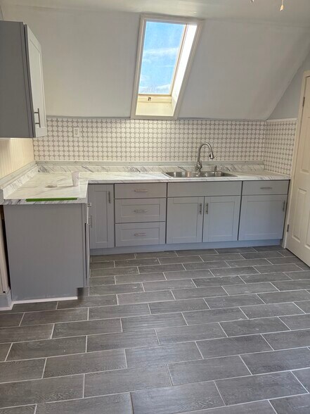 Building Photo - 121 London St