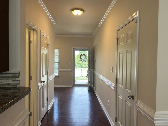 Building Photo - Immaculate beautiful 3-bedroom, 2.5-bath t...