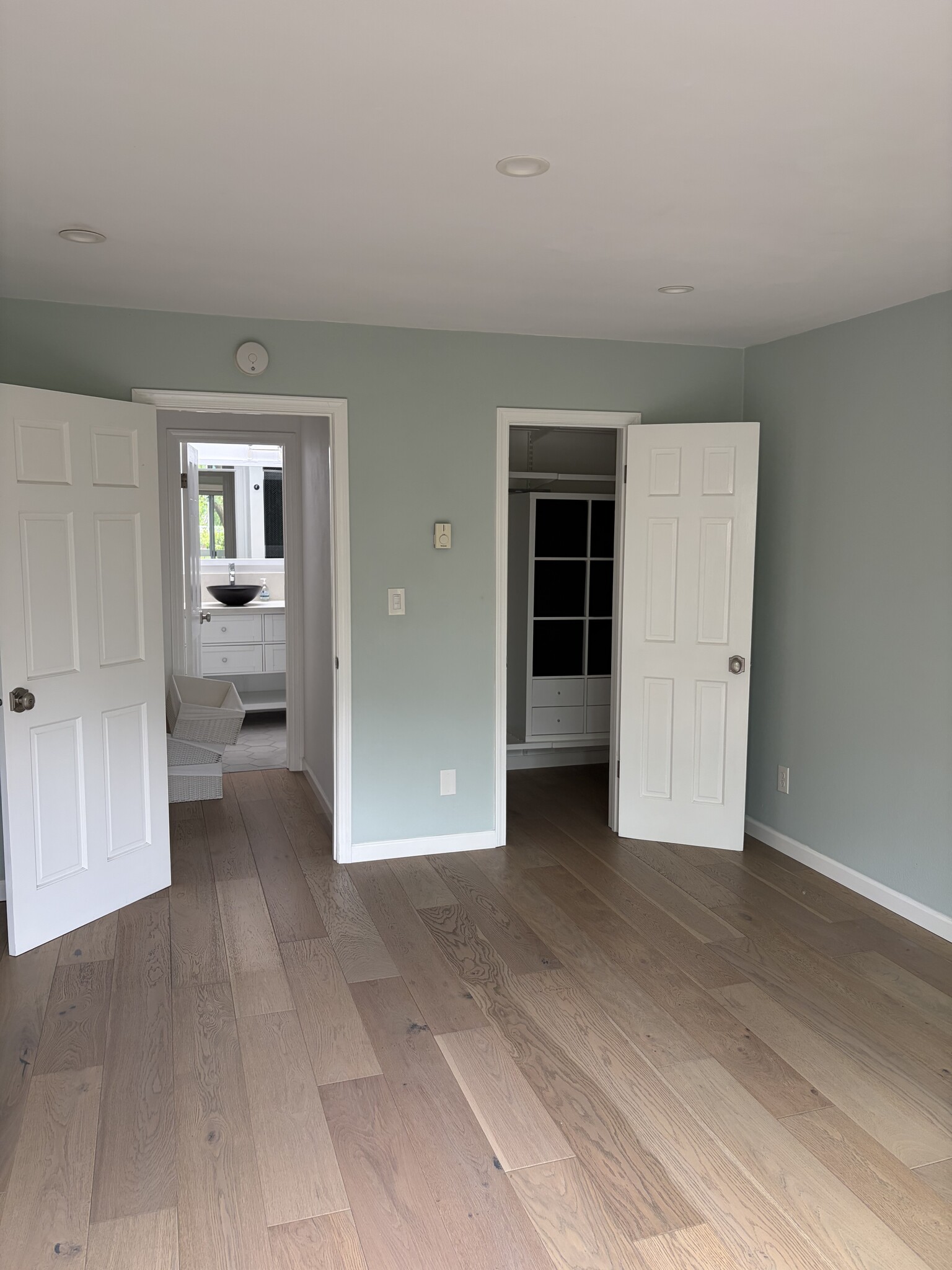 Spacious bedroom with closet organizer - 4900 Overland Ave