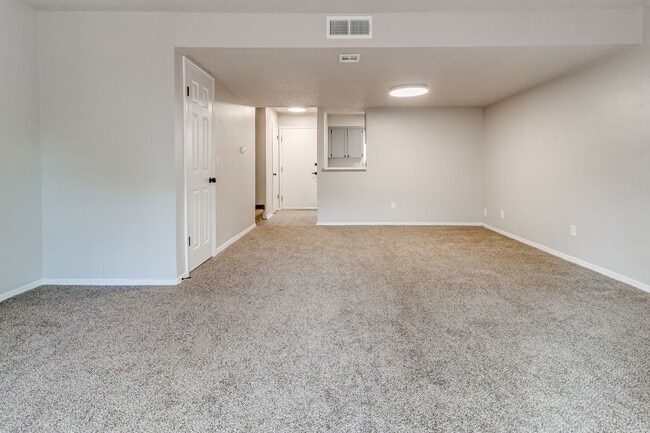 Building Photo - Newly Renovated 2bed 2 bath !Townhome