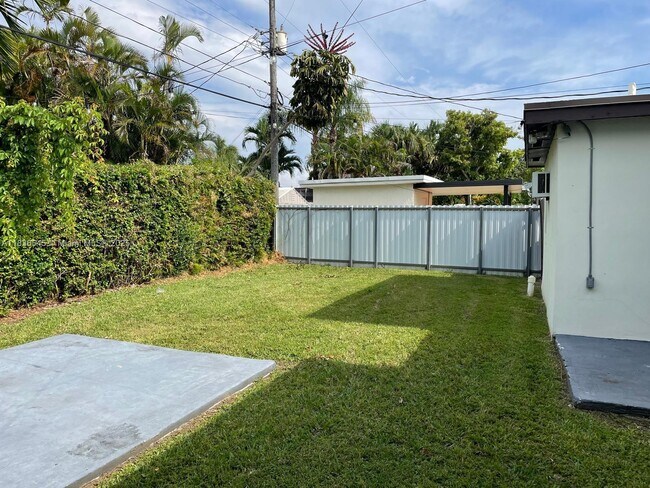 Building Photo - 3916 SW 58th Ave