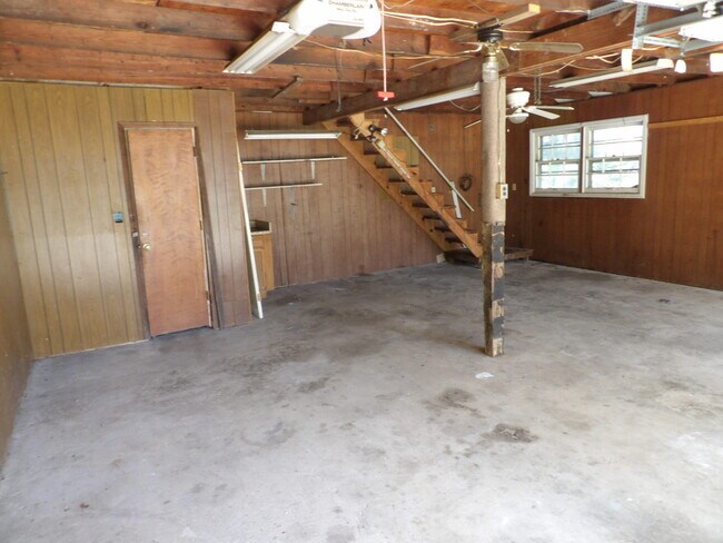 Building Photo - 248 Meadowview Dr