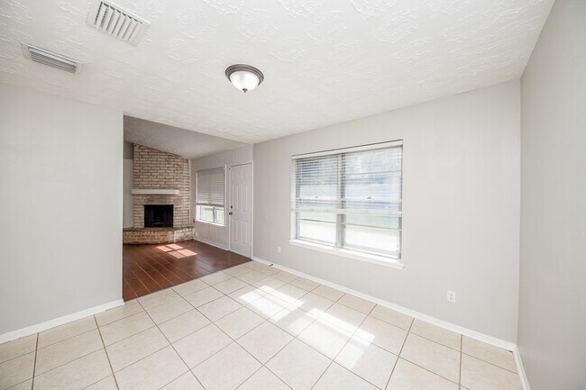 Building Photo - 6835 Castleview Ln