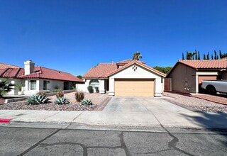 Building Photo - 4 BEDROOM 2.5 BATH HOME