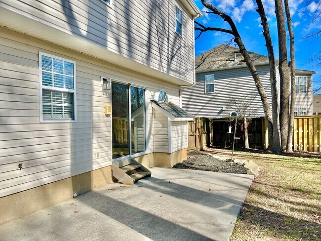 Building Photo - UPDATED, 4 Bedrooms!