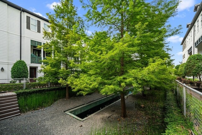 Building Photo - 816 Ennis St