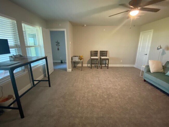 Building Photo - 2008 Naples Dr