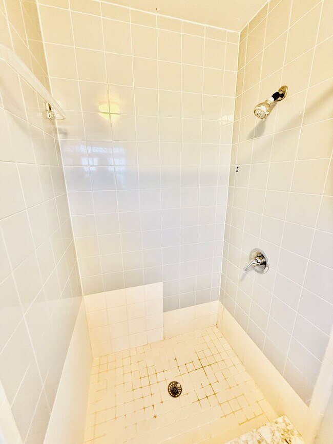 Building Photo - 2 Bed, 2.5 Bath Townhome