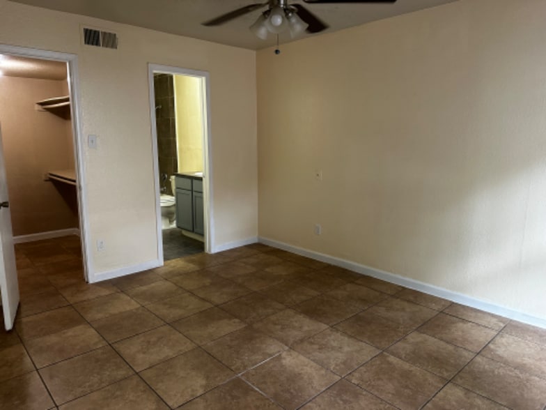 Building Photo - 9797 Leawood Blvd