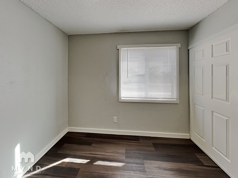 Building Photo - 5650 S 46th Pl