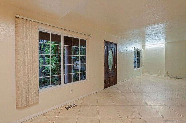 Building Photo - 6430 La Jolla Scenic S Dr