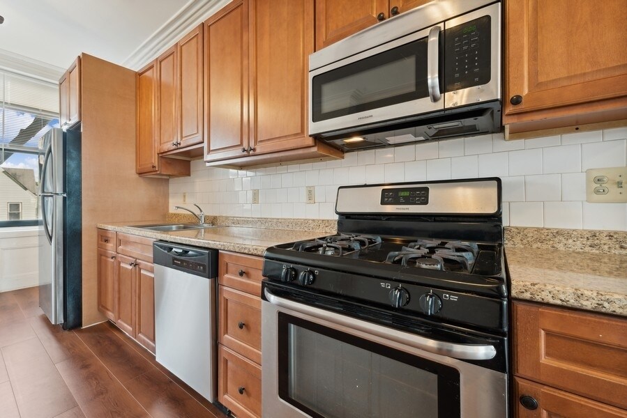 Building Photo - 591 Bramhall Ave