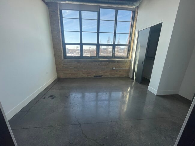 Building Photo - 2061 N Southport Ave