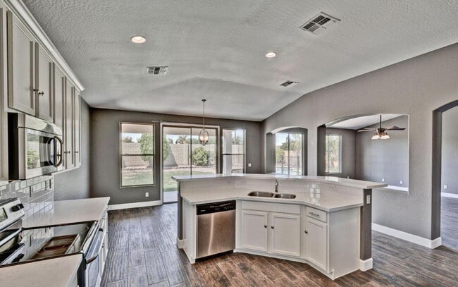 Building Photo - 14284 W Woodbridge Ave