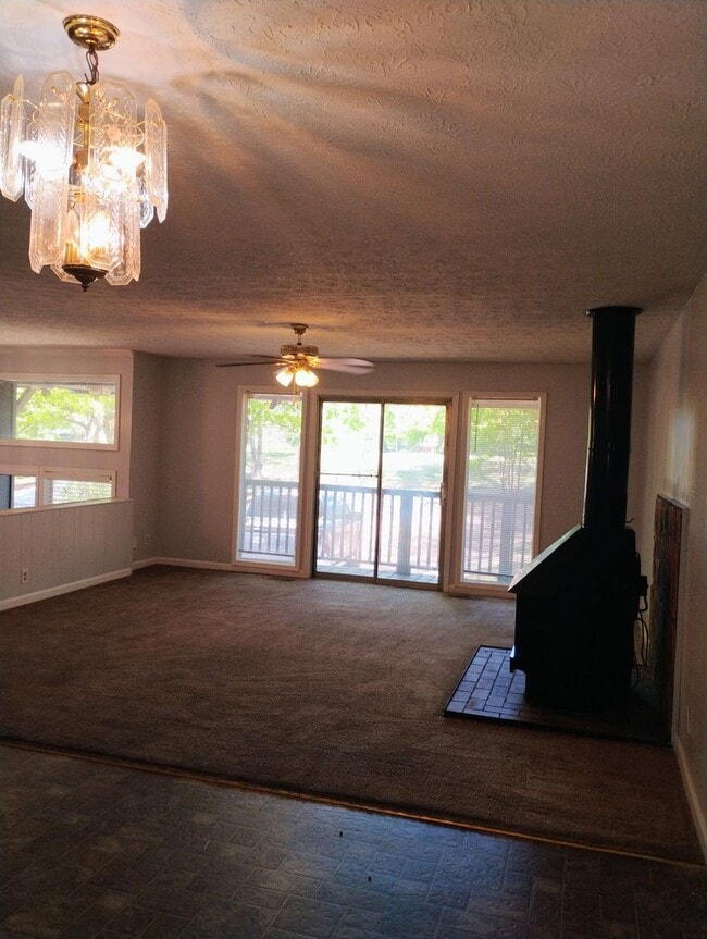 Building Photo - Amazing 4 Bedroom Home w/Basement! Conveni...