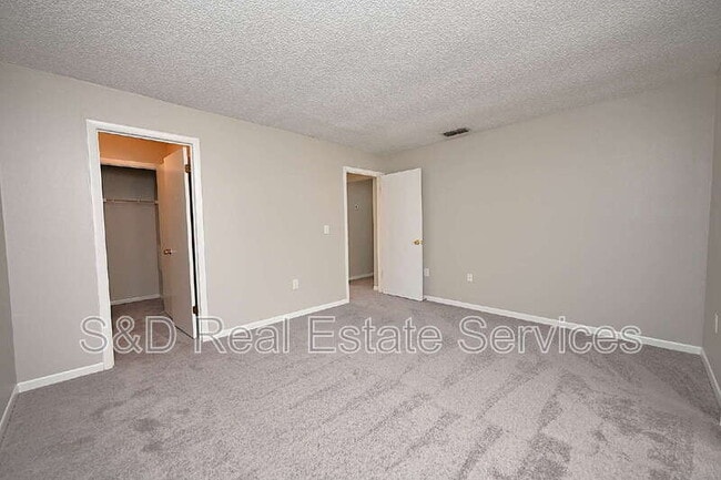 Building Photo - 1808 Village Ct