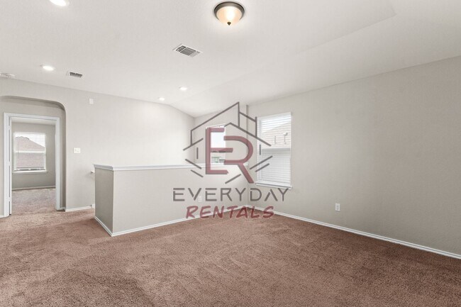 Building Photo - Large 3 bedroom close to I-35 in Belton