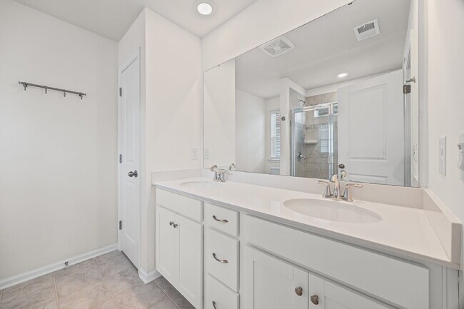 Building Photo - "Spacious 4-Bedroom Home Located In Desira...