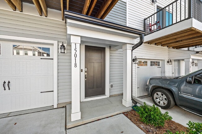 Building Photo - Your Perfect Charlotte Townhome Awaits — Bright, Modern, and Move-In Ready!