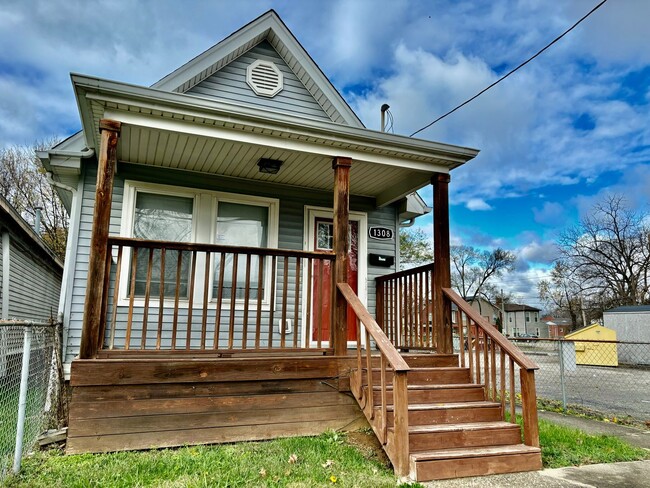 Primary Photo - Large 3 bedroom/1.5 bath house in Downtown...