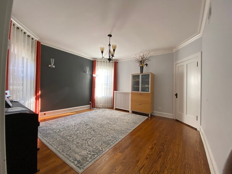 Dining w/ furniture - 5016 N Major Ave