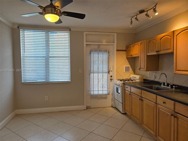 Building Photo - 441 Collins Ave