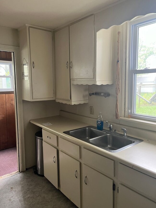 Building Photo - 2-3 Bedroom, 1 Bathroom Detached House in Shippensburg