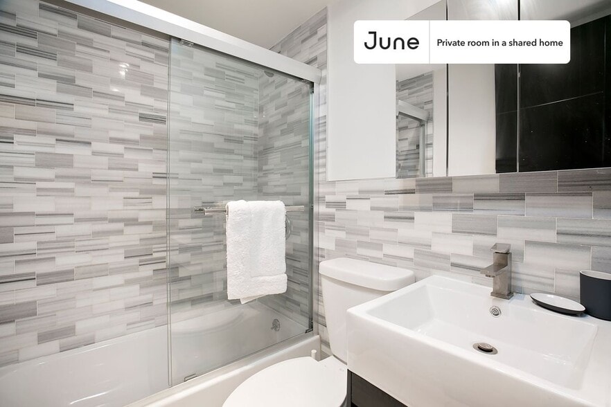 Building Photo - Private bedroom in 6 bed/2 bath Home