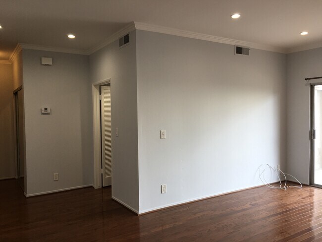 Building Photo - 612 S Barrington Ave