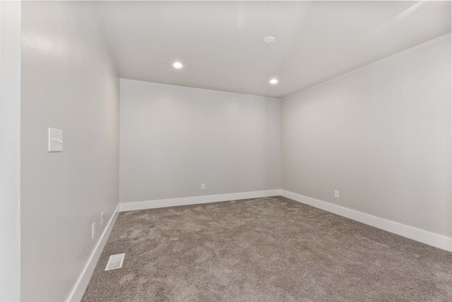 Building Photo - Awesome end unit 3 Bed 2.5 Bath townhome i...