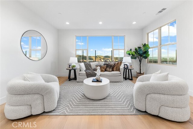 Building Photo - 206 Collino