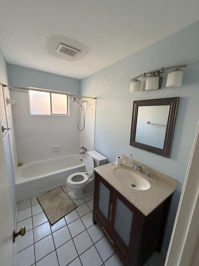Building Photo - 9405 Newberry Dr