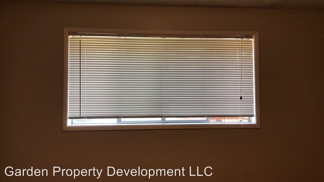 Building Photo - 916 N Forest St