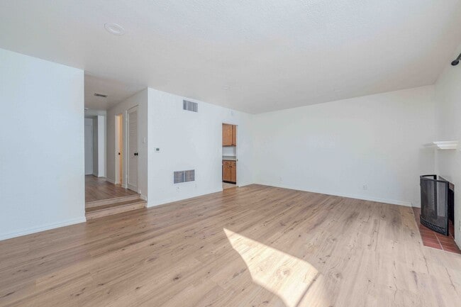 Building Photo - SPACIOUS 2 Bed Townhouse in Garden Grove