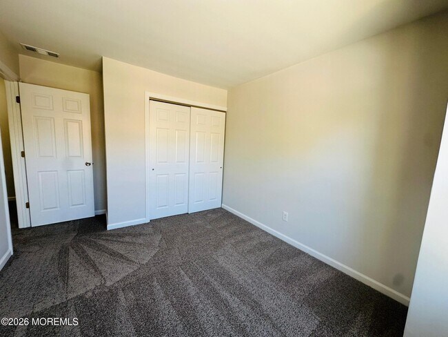 Building Photo - 402 Woodlake Manor Dr
